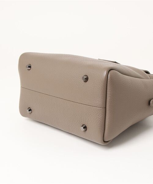 CHRISTIAN VILLA（クリスチャンヴィラ）の「CHRISTIAN VILLA / square hand bag(スクエアハンドバッグ)（ショルダーバッグ・レディース・ベージュ/グレー・FREE）」の4枚目の写真