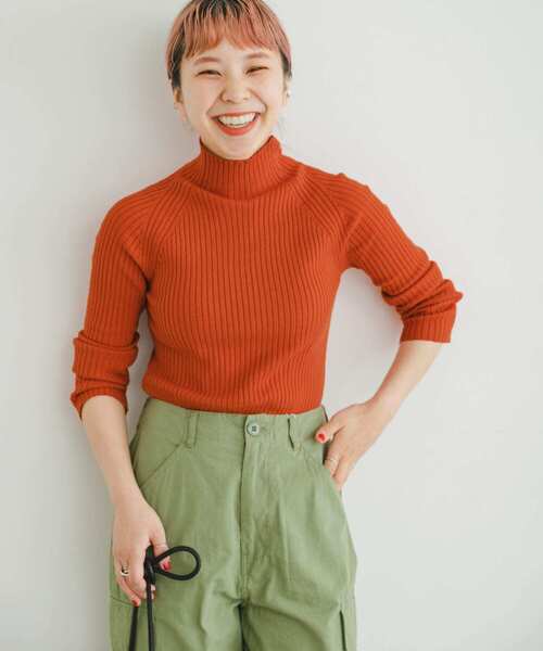 ITEMS URBANRESEARCH（アイテムズ アーバンリサーチ）の「『洗濯可』モチモチハイネックリブニット（ニット/セーター・レディース・ブルー/ブラック/オレンジ/チャコールグレー/アイボリー/グリーン系その他/イエロー・FREE）」の7枚目の写真