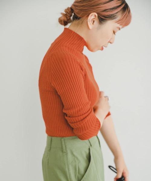 ITEMS URBANRESEARCH（アイテムズ アーバンリサーチ）の「『洗濯可』モチモチハイネックリブニット（ニット/セーター・レディース・ブルー/ブラック/オレンジ/チャコールグレー/アイボリー/グリーン系その他/イエロー・FREE）」の19枚目の写真