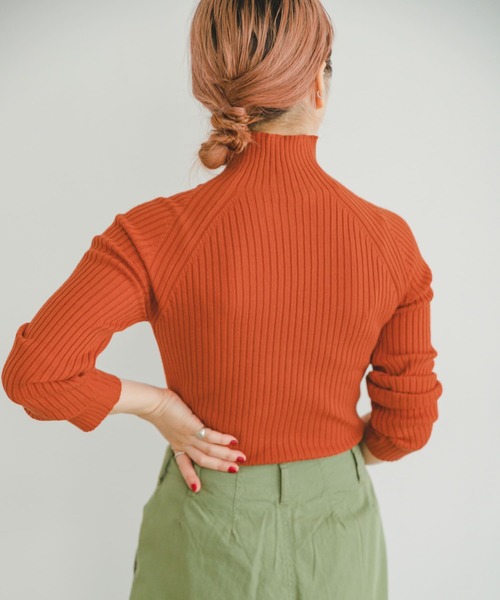 ITEMS URBANRESEARCH（アイテムズ アーバンリサーチ）の「『洗濯可』モチモチハイネックリブニット（ニット/セーター・レディース・ブルー/ブラック/オレンジ/チャコールグレー/アイボリー/グリーン系その他/イエロー・FREE）」の20枚目の写真