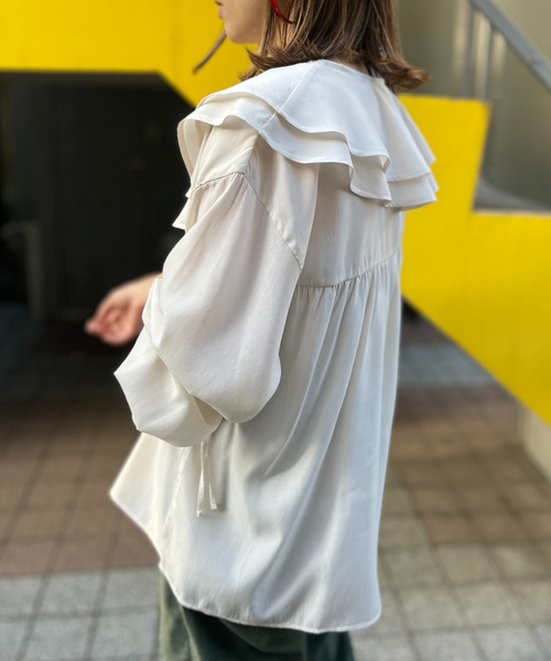 mi via loca(ミヴィアロカ)の「ビッグカラーフリルブラウス(シャツ/ブラウス・レディース・ブラック/スモークピンク/オフホワイト/ブルーグリーン・FREE)」の5枚目の写真