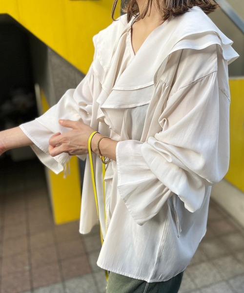 mi via loca(ミヴィアロカ)の「ビッグカラーフリルブラウス(シャツ/ブラウス・レディース・ブラック/スモークピンク/オフホワイト/ブルーグリーン・FREE)」の6枚目の写真