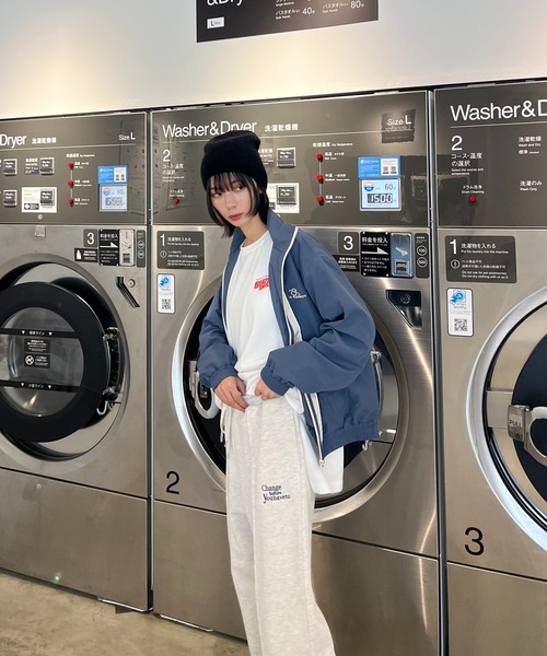 AS KNOW AS plus（アズノゥアズプラス）の「☆スタンドライン刺繍ブルゾン（ナイロンジャケット・レディース・ブルー/アイボリー/ブラック・FREE）」の4枚目の写真