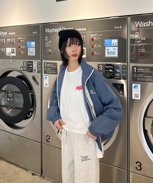 AS KNOW AS plus（アズノゥアズプラス）の「☆スタンドライン刺繍ブルゾン（ナイロンジャケット・レディース・ブルー/アイボリー/ブラック・FREE）」の5枚目の写真