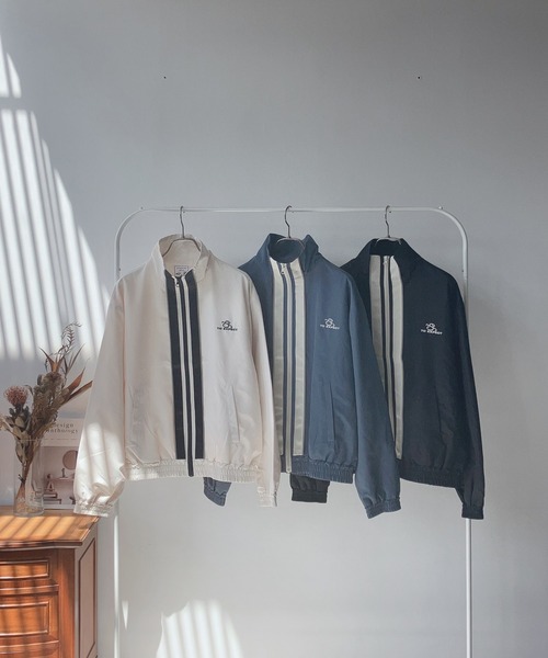 AS KNOW AS plus（アズノゥアズプラス）の「☆スタンドライン刺繍ブルゾン（ナイロンジャケット・レディース・ブルー/アイボリー/ブラック・FREE）」の12枚目の写真