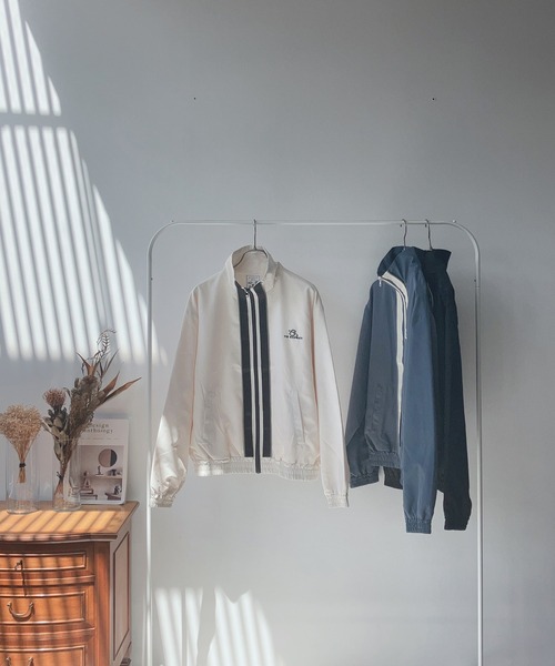 AS KNOW AS plus（アズノゥアズプラス）の「☆スタンドライン刺繍ブルゾン（ナイロンジャケット・レディース・ブルー/アイボリー/ブラック・FREE）」の15枚目の写真