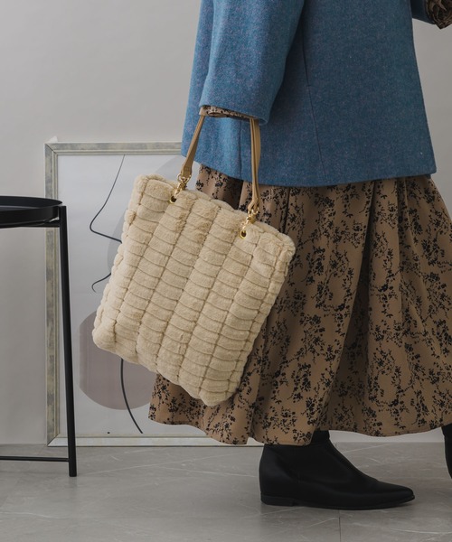 KATHARINE ROSS（キャサリンロス）の「【KATHARINE ROSS】WEB限定 A4サイズ収納可　ふわふわエコファー×PUレザートート（トートバッグ・レディース・ベージュ/グレー/カーキ/グレイッシュベージュ・MEDIUM）」の3枚目の写真