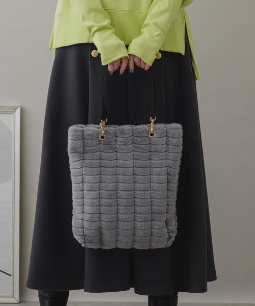 KATHARINE ROSS（キャサリンロス）の「【KATHARINE ROSS】WEB限定 A4サイズ収納可　ふわふわエコファー×PUレザートート（トートバッグ・レディース・ベージュ/グレー/カーキ/グレイッシュベージュ・MEDIUM）」の2枚目の写真