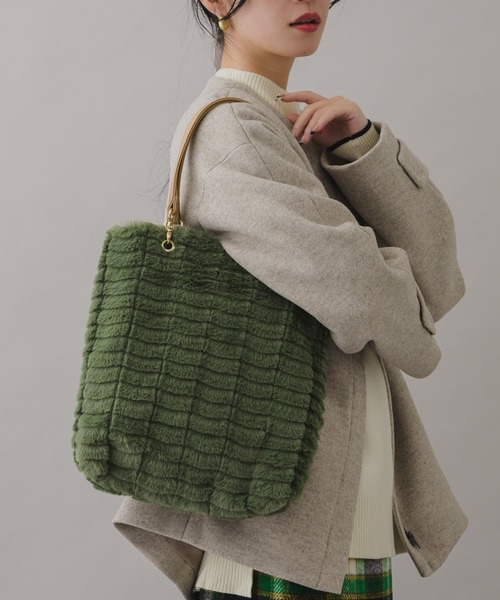 KATHARINE ROSS（キャサリンロス）の「【KATHARINE ROSS】WEB限定 A4サイズ収納可　ふわふわエコファー×PUレザートート（トートバッグ・レディース・ベージュ/グレー/カーキ/グレイッシュベージュ・MEDIUM）」の4枚目の写真