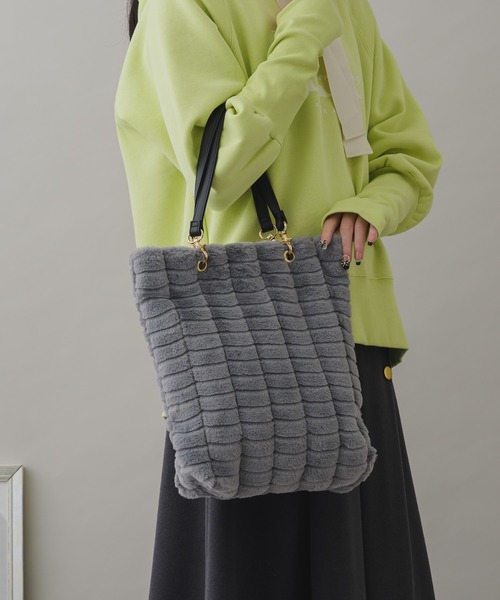 KATHARINE ROSS（キャサリンロス）の「【KATHARINE ROSS】WEB限定 A4サイズ収納可　ふわふわエコファー×PUレザートート（トートバッグ・レディース・ベージュ/グレー/カーキ/グレイッシュベージュ・MEDIUM）」の7枚目の写真