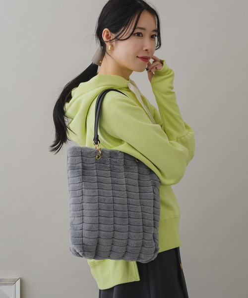 KATHARINE ROSS（キャサリンロス）の「【KATHARINE ROSS】WEB限定 A4サイズ収納可　ふわふわエコファー×PUレザートート（トートバッグ・レディース・ベージュ/グレー/カーキ/グレイッシュベージュ・MEDIUM）」の8枚目の写真