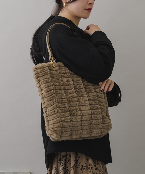KATHARINE ROSS（キャサリンロス）の「【KATHARINE ROSS】WEB限定 A4サイズ収納可　ふわふわエコファー×PUレザートート（トートバッグ・レディース・ベージュ/グレー/カーキ/グレイッシュベージュ・MEDIUM）」の14枚目の写真
