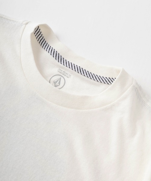 VOLCOM（ボルコム）の「【VOLCOM/ボルコム】バックBIGロゴ＆スリーブプリントデザイン ロングスリーブTシャツ/FARM TO YARN MOLCHAT LONG SLEEVE TEE（Tシャツ/カットソー・メンズ・ホワイト・M/L/XL）」の2枚目の写真