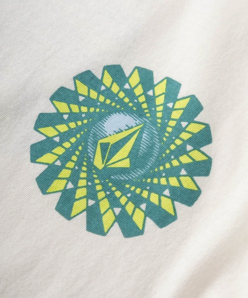 VOLCOM（ボルコム）の「【VOLCOM/ボルコム】バックBIGロゴ＆スリーブプリントデザイン ロングスリーブTシャツ/FARM TO YARN MOLCHAT LONG SLEEVE TEE（Tシャツ/カットソー・メンズ・ホワイト・M/L/XL）」の8枚目の写真