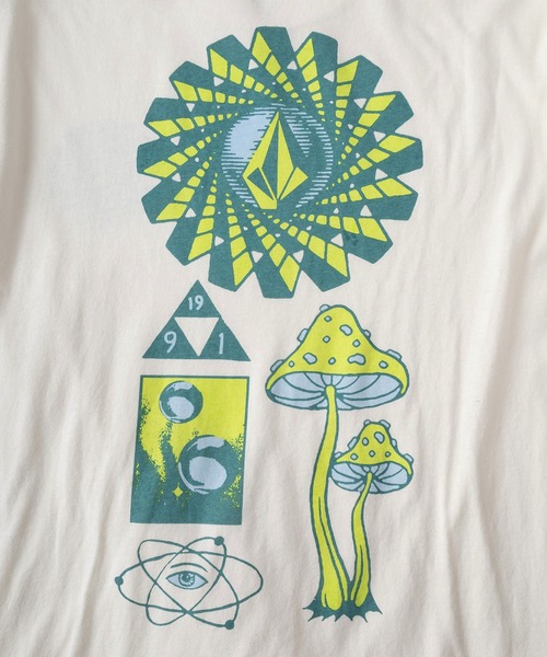 VOLCOM（ボルコム）の「【VOLCOM/ボルコム】バックBIGロゴ＆スリーブプリントデザイン ロングスリーブTシャツ/FARM TO YARN MOLCHAT LONG SLEEVE TEE（Tシャツ/カットソー・メンズ・ホワイト・M/L/XL）」の4枚目の写真
