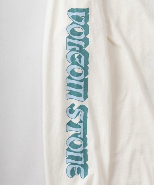 VOLCOM（ボルコム）の「【VOLCOM/ボルコム】バックBIGロゴ＆スリーブプリントデザイン ロングスリーブTシャツ/FARM TO YARN MOLCHAT LONG SLEEVE TEE（Tシャツ/カットソー・メンズ・ホワイト・M/L/XL）」の5枚目の写真
