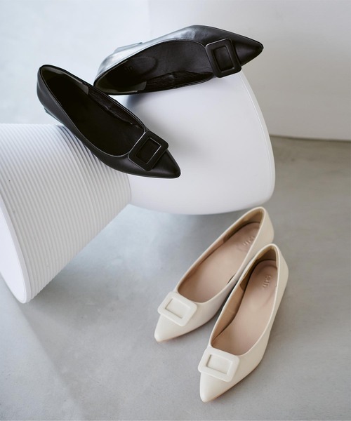 UR'S(ユアーズ)の「3cmヒールバックルデザインパンプス(パンプス・レディース・アイボリー/ブラック/キャメル・M/S/LL/L)」の2枚目の写真