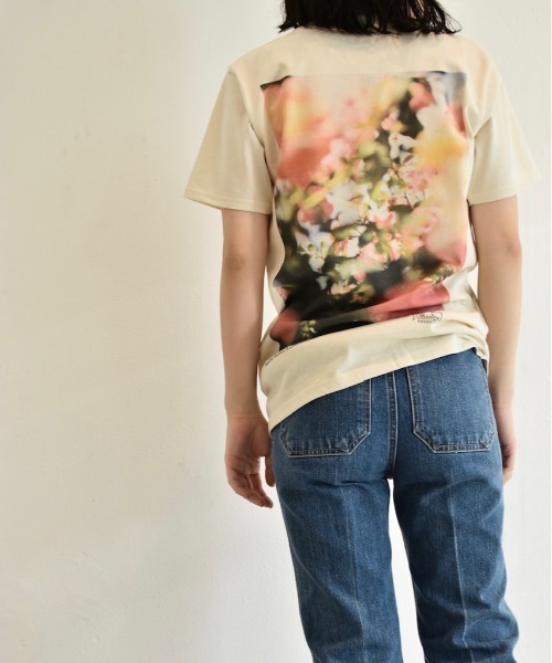 THEATRE PRODUCTS(シアタープロダクツ)の「限定展開【THEATRE PRODUCTS×Mariko Ohyaコラボ】Pink Rose Tシャツ(Tシャツ/カットソー・レディース・ホワイト/アイボリー・FREE)」の1枚目の写真