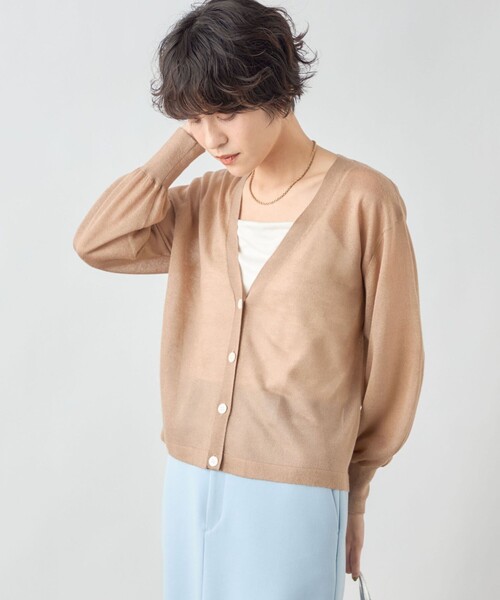 NOLLEY’S Sophi(ノーリーズソフィ)の「《手洗い可能》シアーVネックカーディガン(カーディガン/ボレロ・レディース・キャメル/ミント/イエロー・38)」の5枚目の写真