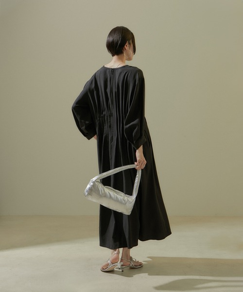 SALON adam et rope'（サロン アダム エ ロペ）の「[24SS]ウエストタックワンピース【洗える】（ワンピース・レディース・ブラック/ベージュ・FREE）」の3枚目の写真