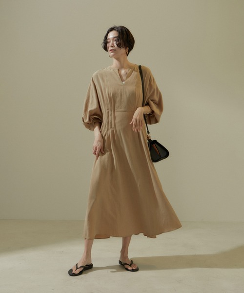 SALON adam et rope'（サロン アダム エ ロペ）の「[24SS]ウエストタックワンピース【洗える】（ワンピース・レディース・ブラック/ベージュ・FREE）」の4枚目の写真