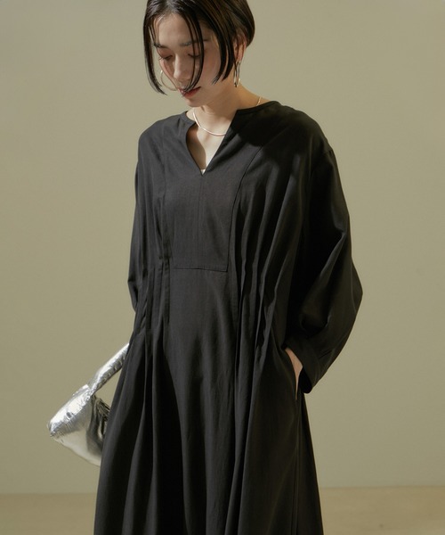 SALON adam et rope'（サロン アダム エ ロペ）の「[24SS]ウエストタックワンピース【洗える】（ワンピース・レディース・ブラック/ベージュ・FREE）」の6枚目の写真