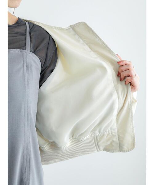 Te chichi（テチチ）の「ツイルノーカラーショートギャザーブルゾン（ブルゾン・レディース・オフホワイト/カーキ・F）」の13枚目の写真