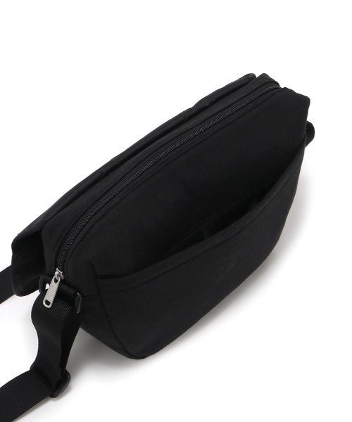 CHUMS(チャムス)の「【CHUMS/チャムス】 Round Flap Shoulder Bag Sweat(ショルダーバッグ・メンズ・ブラック/ヘザーグレー/ネイビー/イエロー/その他1/その他2/その他3/その他4・FREE)」の18枚目の写真