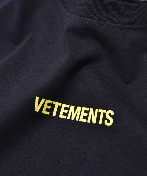 VETEMENTS（ヴェトモン）の「LOGO LABEL T-SHIRT（Tシャツ/カットソー・メンズ・ブラック・S/M）」の3枚目の写真