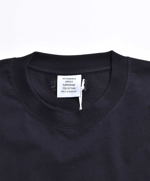 VETEMENTS（ヴェトモン）の「LOGO LABEL T-SHIRT（Tシャツ/カットソー・メンズ・ブラック・S/M）」の4枚目の写真