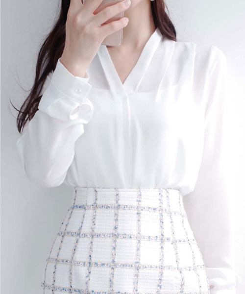 VIVID LADY(ビビッドレディー)の「ピンタックVネッブラウス長袖(シャツ/ブラウス・レディース・ピンク/アイボリー/ブラック/スカイブルー/グレー・FREE)」の8枚目の写真
