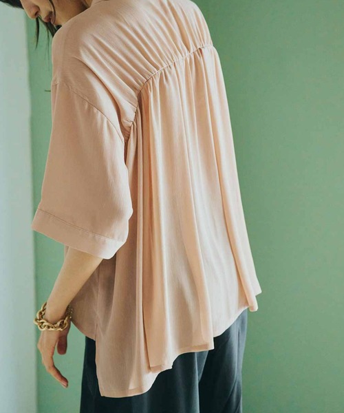 IEDIT(イディット)の「IEDIT 接触冷感素材が快適な シアーハーフスリーブシャツ(シャツ/ブラウス・レディース・ピンクベージュ・MEDIUM/X-LARGE/XX-LARGE/LARGE/XXX-LARGE/SMALL)」の6枚目の写真