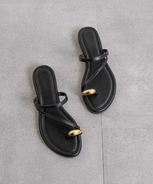 Fabby fabby（ファビィーファビィー）の「フラットメタルトングサンダル（サンダル・レディース・ブラウン/ホワイト/ブラック・MEDIUM/LARGE/SMALL）」の2枚目の写真