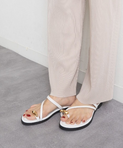 Fabby fabby（ファビィーファビィー）の「フラットメタルトングサンダル（サンダル・レディース・ブラウン/ホワイト/ブラック・MEDIUM/LARGE/SMALL）」の17枚目の写真