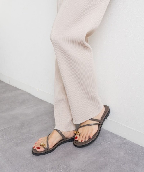 Fabby fabby（ファビィーファビィー）の「フラットメタルトングサンダル（サンダル・レディース・ブラウン/ホワイト/ブラック・MEDIUM/LARGE/SMALL）」の5枚目の写真