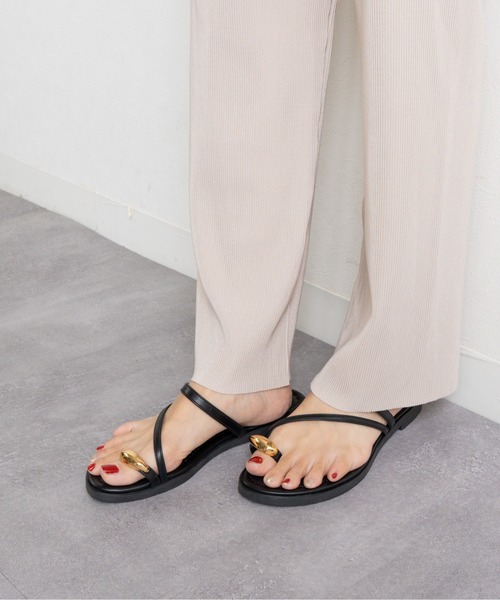 Fabby fabby（ファビィーファビィー）の「フラットメタルトングサンダル（サンダル・レディース・ブラウン/ホワイト/ブラック・MEDIUM/LARGE/SMALL）」の6枚目の写真