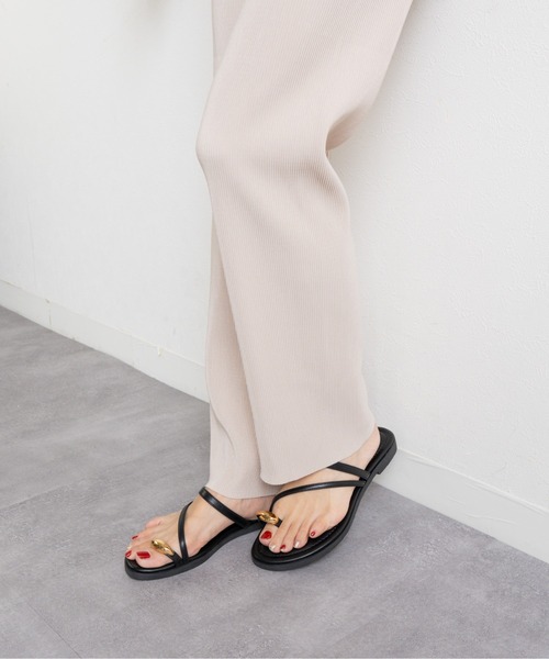 Fabby fabby（ファビィーファビィー）の「フラットメタルトングサンダル（サンダル・レディース・ブラウン/ホワイト/ブラック・MEDIUM/LARGE/SMALL）」の7枚目の写真