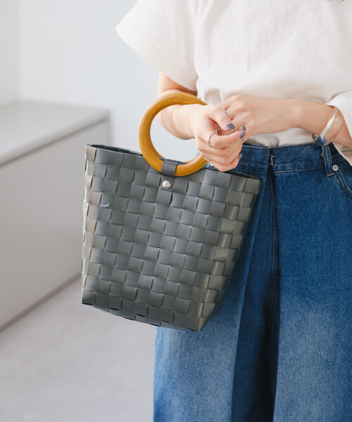 Kastane（カスタネ）の「*ウッドハンドルカゴバッグ（かごバッグ・レディース・サーモンピンク/ブラック/グレー・FREE）」の3枚目の写真