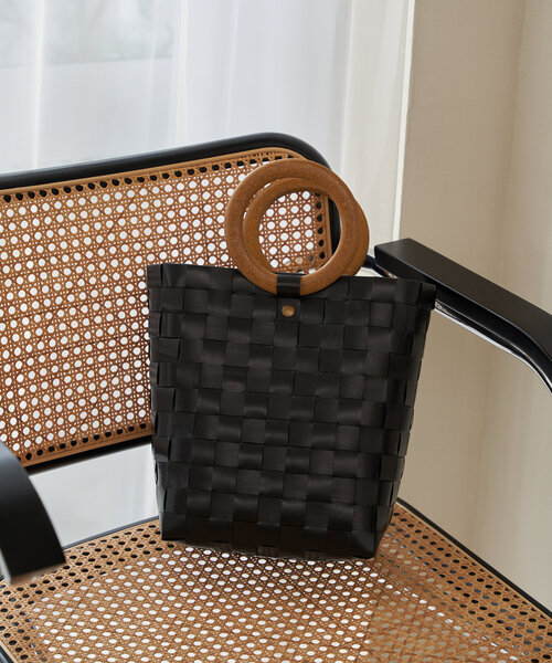 Kastane（カスタネ）の「*ウッドハンドルカゴバッグ（かごバッグ・レディース・サーモンピンク/ブラック/グレー・FREE）」の2枚目の写真