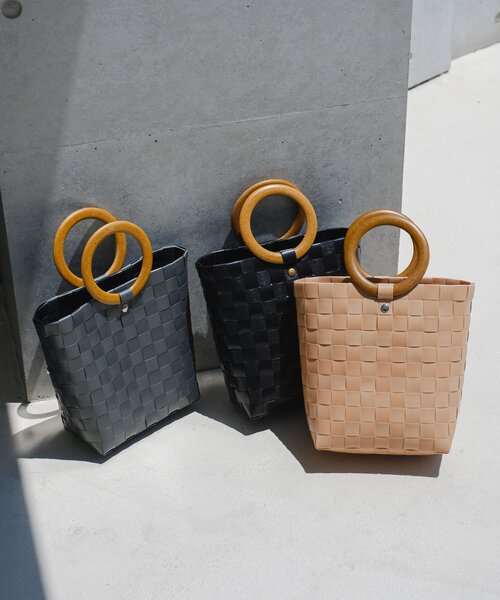 Kastane（カスタネ）の「*ウッドハンドルカゴバッグ（かごバッグ・レディース・サーモンピンク/ブラック/グレー・FREE）」の4枚目の写真