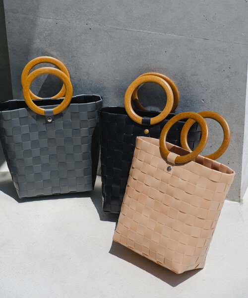 Kastane（カスタネ）の「*ウッドハンドルカゴバッグ（かごバッグ・レディース・サーモンピンク/ブラック/グレー・FREE）」の5枚目の写真