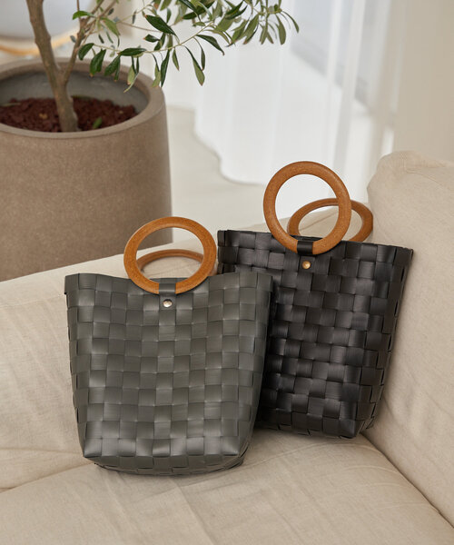 Kastane（カスタネ）の「*ウッドハンドルカゴバッグ（かごバッグ・レディース・サーモンピンク/ブラック/グレー・FREE）」の6枚目の写真