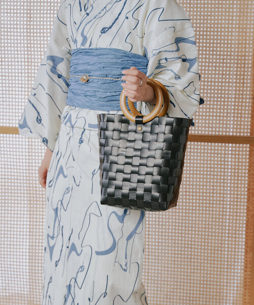 Kastane（カスタネ）の「*ウッドハンドルカゴバッグ（かごバッグ・レディース・サーモンピンク/ブラック/グレー・FREE）」の9枚目の写真