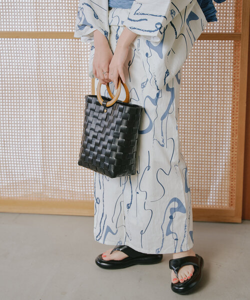 Kastane（カスタネ）の「*ウッドハンドルカゴバッグ（かごバッグ・レディース・サーモンピンク/ブラック/グレー・FREE）」の11枚目の写真