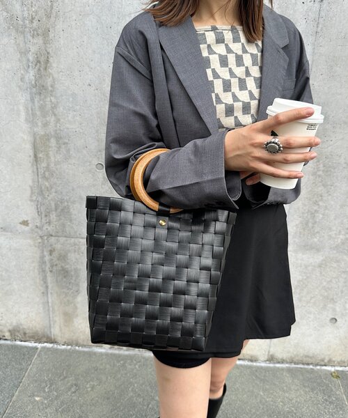 Kastane（カスタネ）の「*ウッドハンドルカゴバッグ（かごバッグ・レディース・サーモンピンク/ブラック/グレー・FREE）」の13枚目の写真