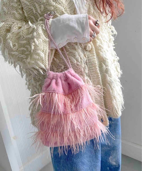 Casselini（キャセリーニ）の「Casselini(キャセリーニ)フラッフィーフェザー巾着（ショルダーバッグ・レディース・グレー/ブラック/ピンク・FREE）」の3枚目の写真