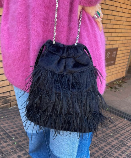 Casselini（キャセリーニ）の「Casselini(キャセリーニ)フラッフィーフェザー巾着（ショルダーバッグ・レディース・グレー/ブラック/ピンク・FREE）」の2枚目の写真