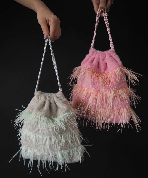 Casselini（キャセリーニ）の「Casselini(キャセリーニ)フラッフィーフェザー巾着（ショルダーバッグ・レディース・グレー/ブラック/ピンク・FREE）」の4枚目の写真