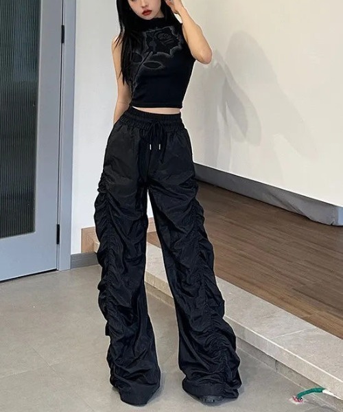 SHEENA（シーナ）の「シャーリングデザインナイロンパンツ（カーゴパンツ・レディース・ブラック・M）」の8枚目の写真