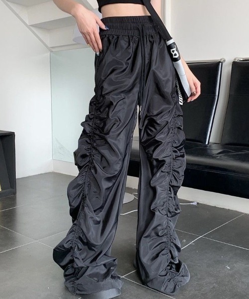 SHEENA（シーナ）の「シャーリングデザインナイロンパンツ（カーゴパンツ・レディース・ブラック・M）」の6枚目の写真